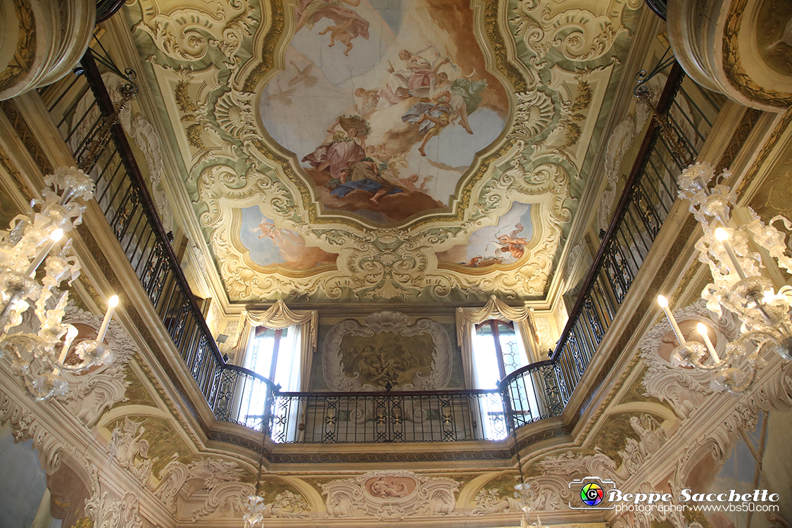 VBS_6878 - Villa Widman - Mira (Venezia).jpg - VILLA WIDMANN Villa Seriman, Widmann Rezzonico, Foscari, Costanzo è una villa veneta di Mira, situata lungo la Riviera del Brenta. Villa settecentesca in stile Rococo. Dopo la parentesi napoleonica la villa passò ai Widmann Rezzonico (che, forse, già la abitavano pur non essendone i proprietari). Nel 1883 venne aggiudicata all'asta a Francesco Somazzi; alla sua morte, nel 1896, il figlio Carlo la vendette a Giovanni Guolo e questi, nel 1897, la affittò a Pietro Foscari ed Elisabetta Widmann Rezzonico (quest'ultima discendente dei vecchi proprietari), i quali poi la acquistarono nel 1901. Passata al loro figlio Ludovico Foscari Widmann Rezzonico nel 1946, nel 1970 fu comprata dall'industriale Settimo Costanzo che la sottopose a un importante restauro. 
